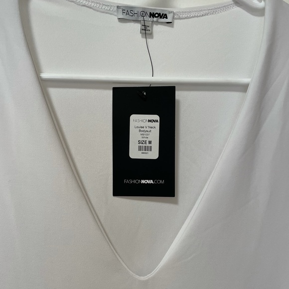 ❌SOLD❌*NWT* Fashion Nova White Louise V-Neck Bodysuit - Picture 2 of 4